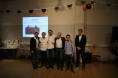 Die M2 (v.l.: Max Illner, Jonas Tille, Simeon Wittich, Peter Lotze und Jan Jüngling) wird vom 1. Vorsitzenden Cristian Zang geehrt
